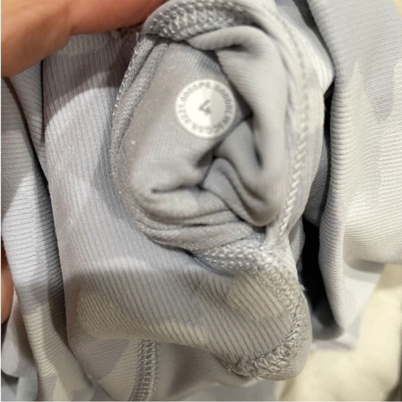 Lululemon women’s camo print leggings size 4 - Picture 7 of 7